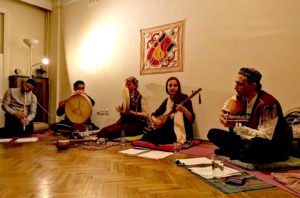 Fatih Oral, Kamyar Houbakht, Azize Güvenç, Seda Seyrek Houbakht ve Emre Başaran. Tarz-ı Vefa Kervanı, Yoga Ashram konseri. 16 Mart 2019.