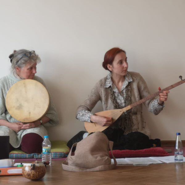 Azize Andrea Güvenç ve Seda Seyrek Houbakht. Tarz-ı Vefa Kervanı, Yoga Ashram konseri. 16 Mart 2019.