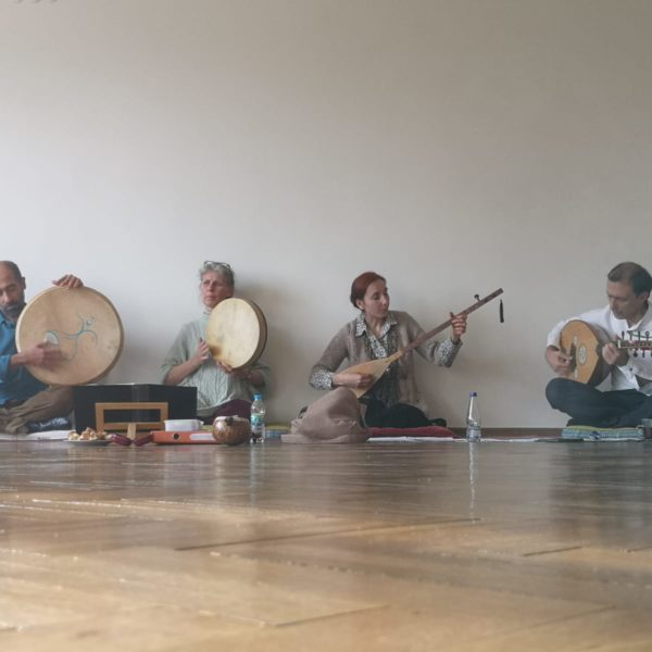 Kamyar Houbakht, Azize Güvenç, Seda Seyrek Houbakht ve Emre Başaran. Tarz-ı Vefa Kervanı, Yoga Ashram konseri. 16 Mart 2019.
