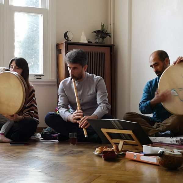 Derya Çınar Oral, Fatih Oral ve Kamyar Houbakht. Tarz-ı Vefa Kervanı, Yoga Ashram konseri. 16 Mart 2019.
