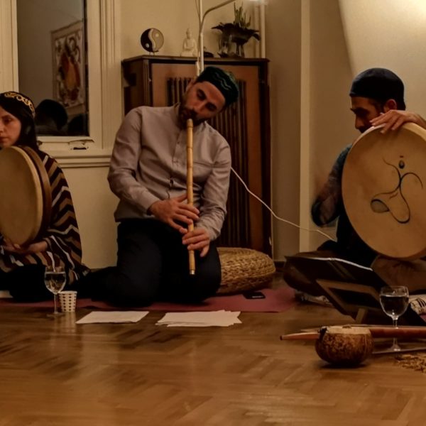 Derya Çınar Oral, Fatih Oral ve Kamyar Houbakht. Tarz-ı Vefa Kervanı, Yoga Ashram konseri. 16 Mart 2019.