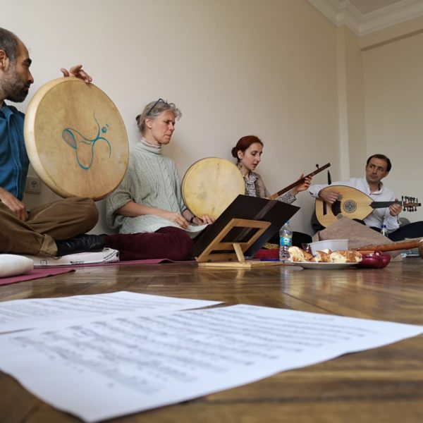 Kamyar Houbakht, Azize Güvenç, Seda Seyrek Houbakht ve Emre Başaran. Tarz-ı Vefa Kervanı, Yoga Ashram konseri. 16 Mart 2019.