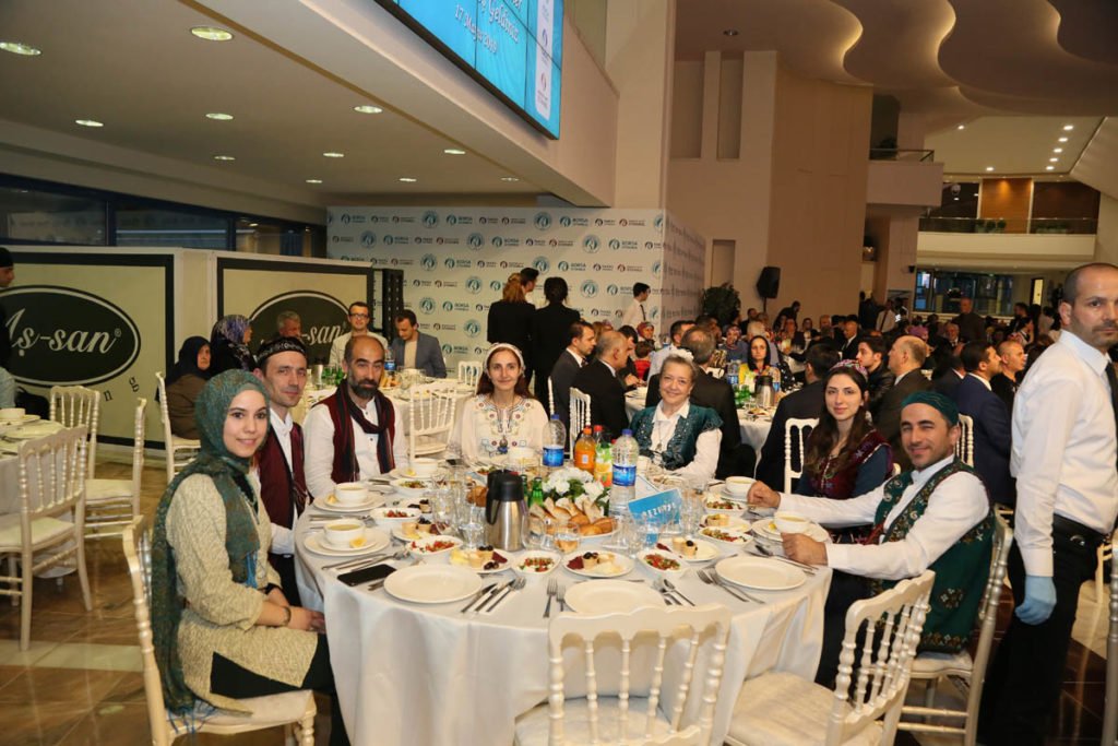 Konser sonrası iftar Yemeği. Hatice Gülbahar Hepsev, Emre Başaran, Kamyar Houbakht, Seda Seyrek Houbakht, Gülten Urallı, Derya Çınar Oral, Fatih Oral. Tarz-ı Vefa Kervanı, Borsa İstanbul Grubu Şehit Yakını ve Gaziler İftar Yemeği Konseri. 17 Mayıs 2019.