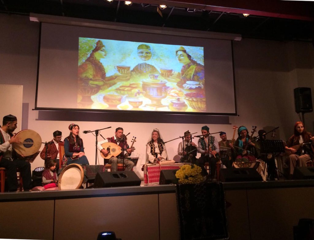 Tarz-ı Vefa Kervanı "Tatar Şarkıları" konseri. Derya Çınar Oral "Kınalı parmak" isimli eseri seslendirirken. 21 Eylül 2019.