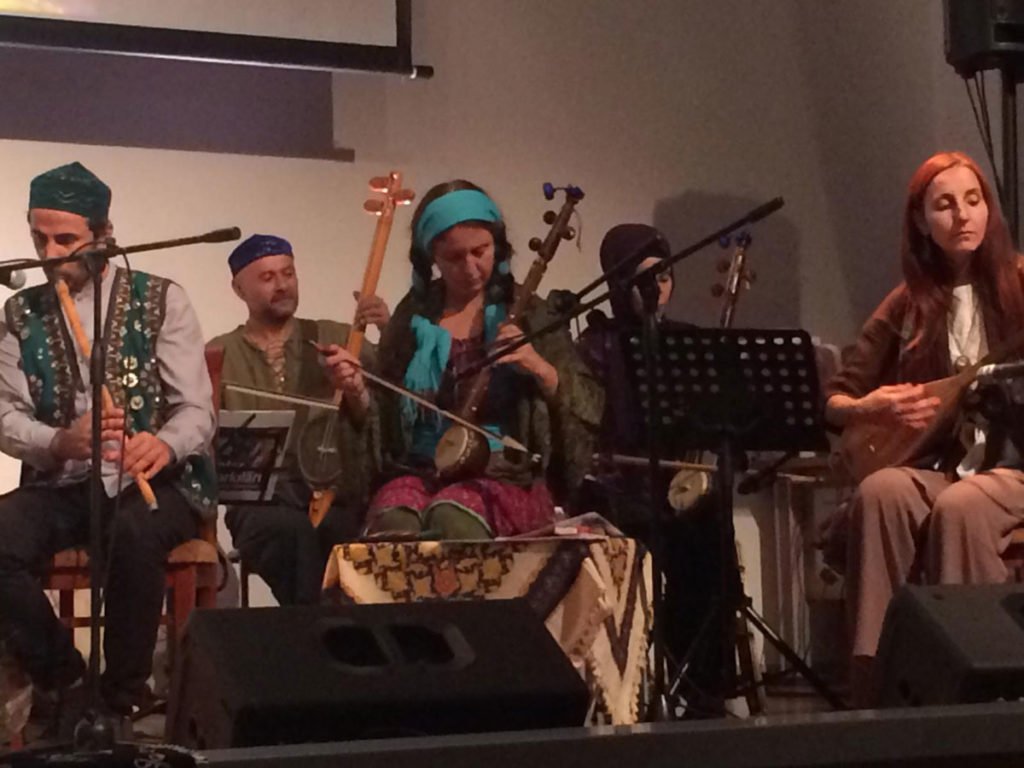 Tarz-ı Vefa Kervanı "Tatar Şarkıları" konseri. Hande Başaran "Bişik cırı" isimli eseri seslendirirken. 21 Eylül 2019.