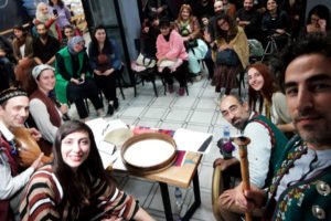 Tarz-ı Vefa Kervanı, 15 Kasım 2019, Ahenk Sahnesi Konseri. Grup üyeleri (soldan sağa): Hande Başaran, Emre Başaran, Fatih Oral, Derya Çınar Oral, Kamyar Houbakht, Seda Seyrek Houbakht.