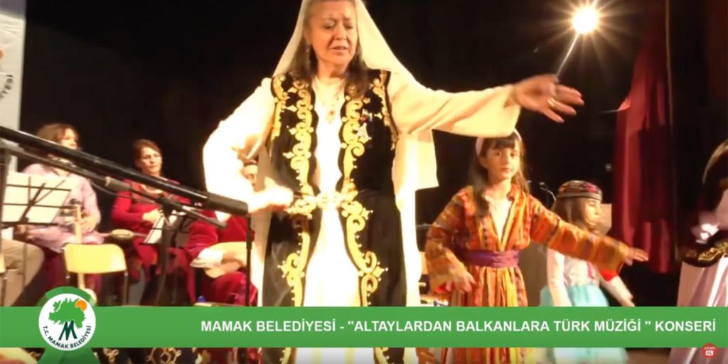 Gülten Urallı, Bengisu Başaran ve Azize Oral Baksı dansı yaparken. Tarz-ı Vefa Kervanı, 22 Şubat 2020 Ankara konseri.