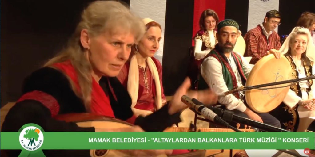 Azize Andrea Güvenç müzik terapi açıklamaları yaparken. Tarz-ı Vefa Kervanı, 22 Şubat 2020 Ankara konseri.