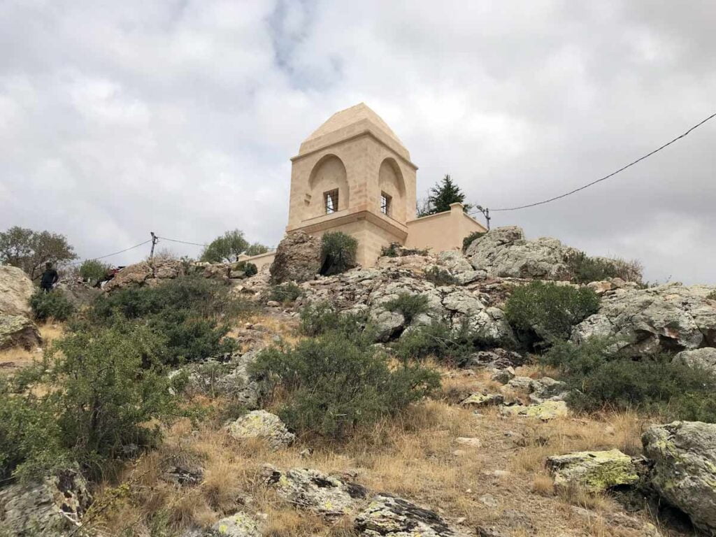 Yunus Emre'nin Aksaray Reşadiye Ortaköy'deki türbesinin güneydoğu tarafından, aşağıdan görünüşü