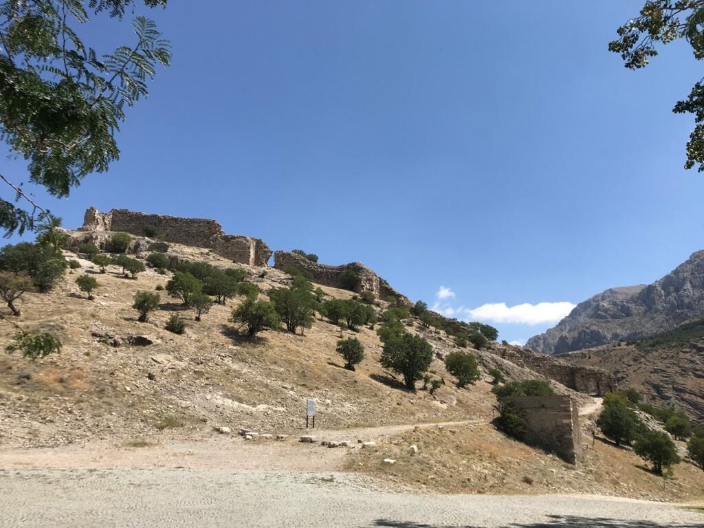 İsparta Uluborlu Kalesi. Yunus Emre türbesinin doğusunda yer alıyor.