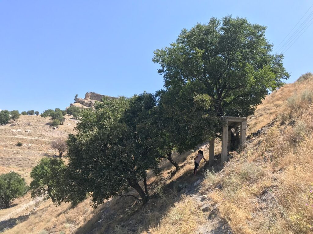 İsparta Uluborlu Yunus Emre türbesi alt taraftan geniş görünüm.