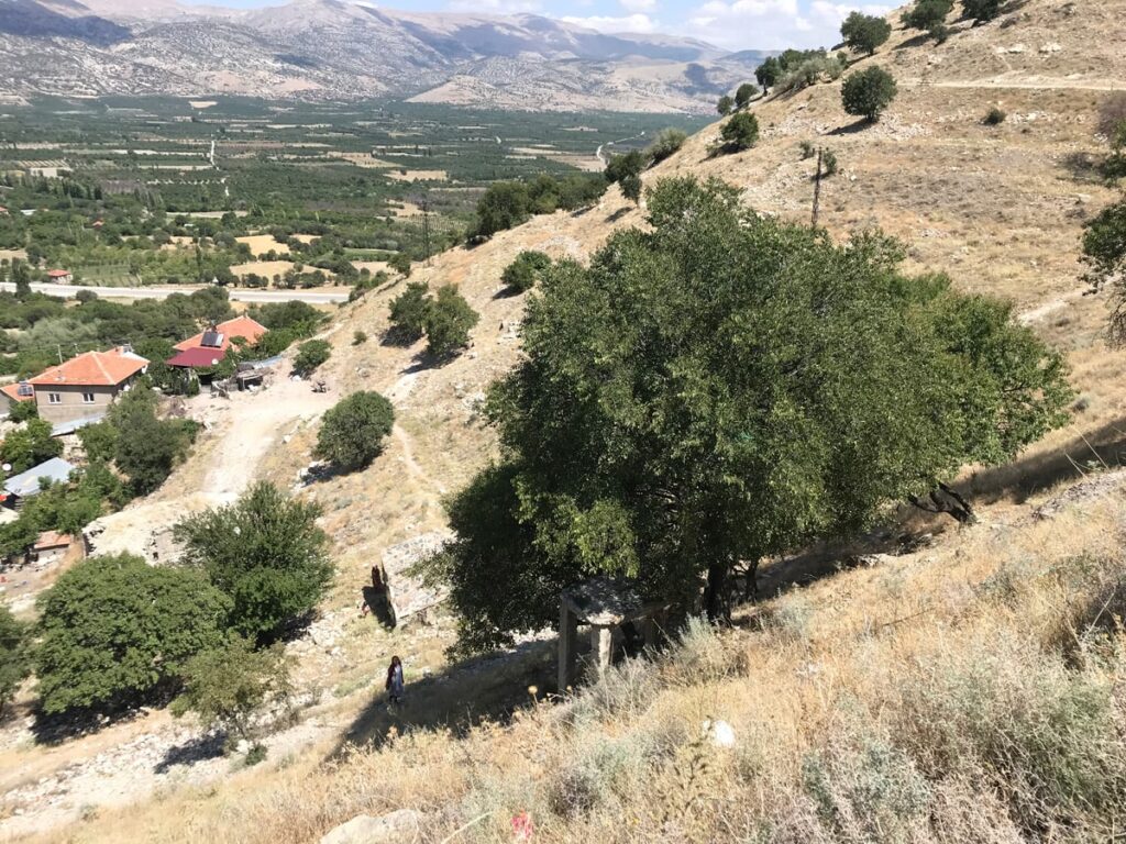 İsparta Uluborlu Yunus Emre türbesi üst taraftan geniş görünüm.
