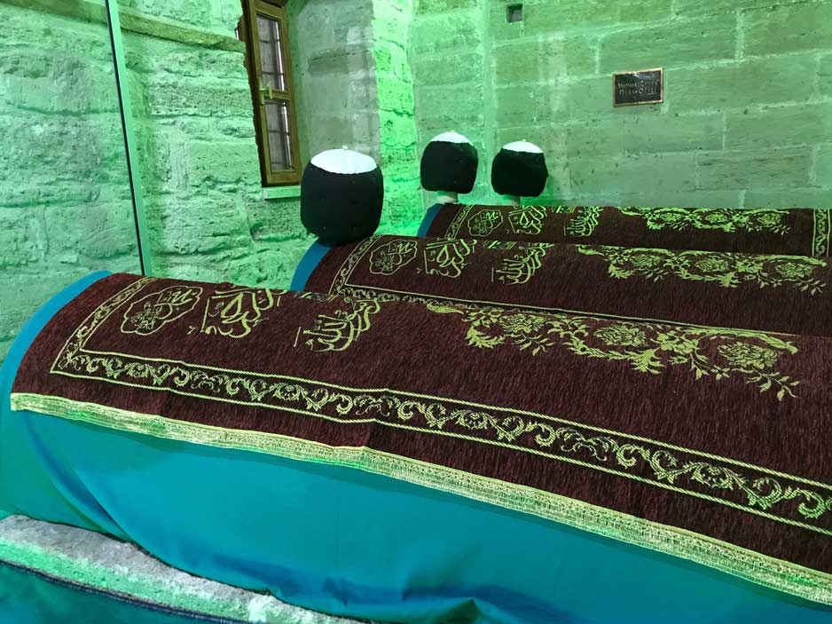 Konya Karaman Yunus Emre türbesinde kabirler.