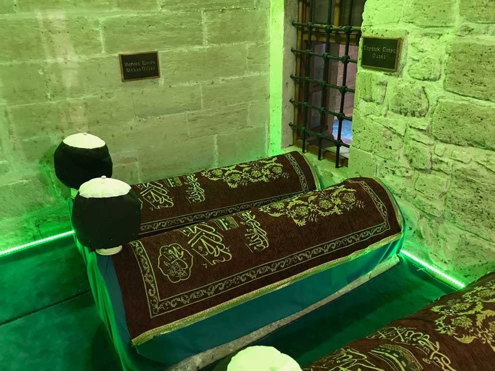 Konya Karaman Yunus Emre türbesinde kabirler.
