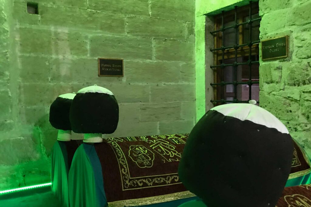 Konya Karaman Yunus Emre türbesinde kabirler.