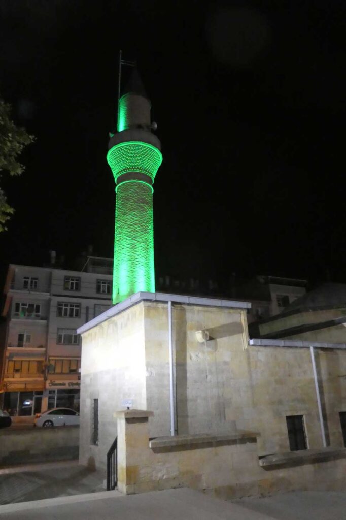Konya Karaman Yunus Emre türbesi ve Yunus Emre Camii'nin minaresi