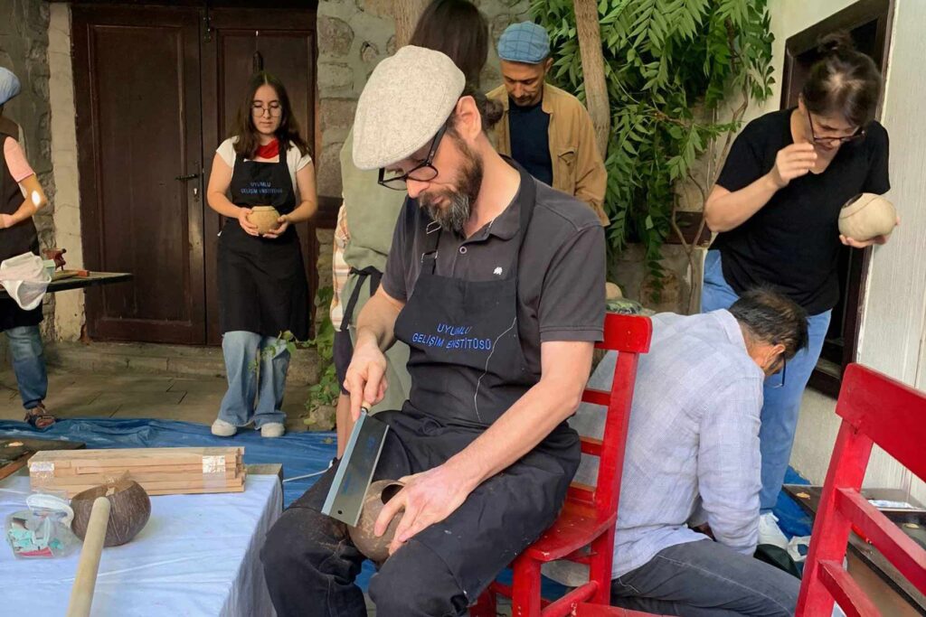 Rebab yapim atolyesi